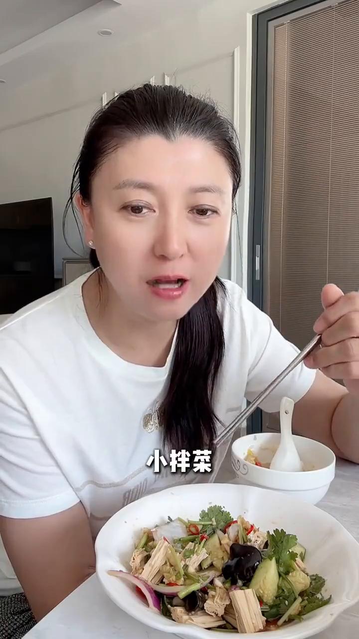 闫学晶：看看大明星每天吃什么？这是我家小拌菜，看看我吃的饭。这是鱼汤里的菜，这