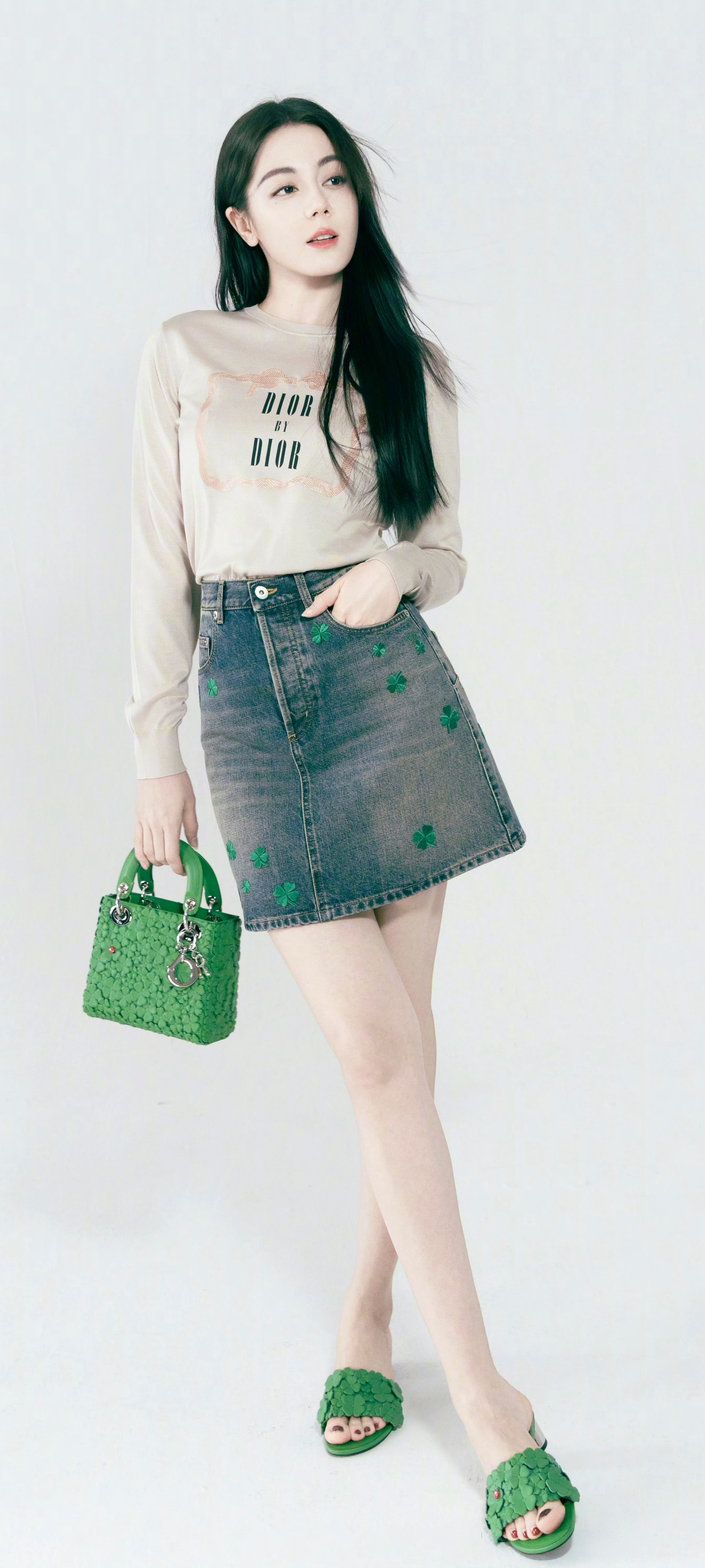 迪丽热巴人是真的美，穿搭是真的清爽，头发还泛着浅浅的绿光~💚💚💚迪丽热巴