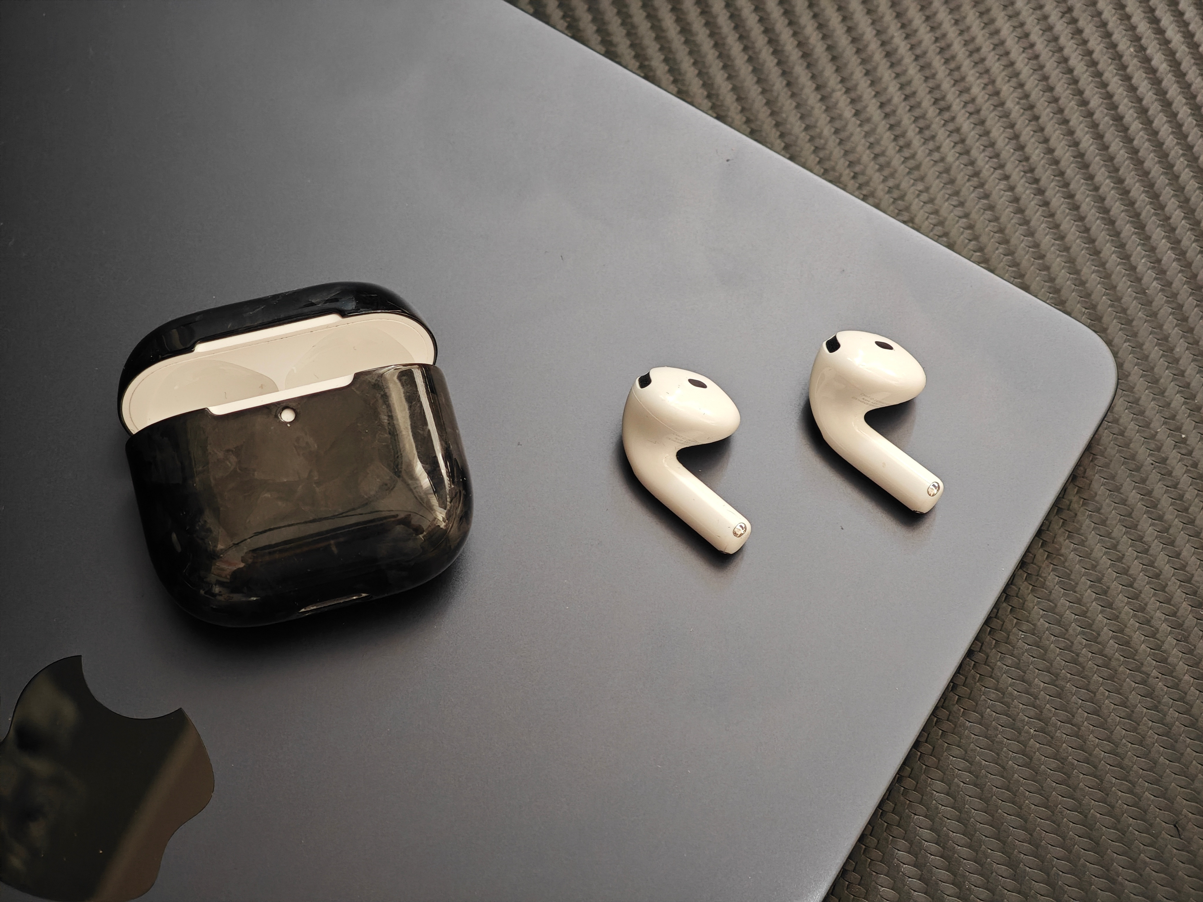 我艹了。我不是AirPods4耳机丢了一只吗，我在海鲜市场又买了一只。你猜怎