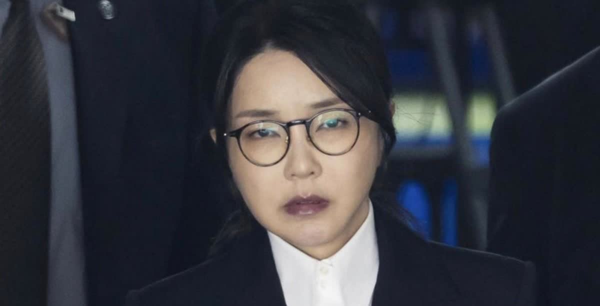 尹锡悦老婆一脸绝望走出法庭，以后只能在看守所睡地板当地时间12日深夜，韩