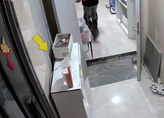 福建安溪，一16岁女孩晚上点了一杯奶茶，结果外卖小哥送到后，便将奶茶放在了女孩家