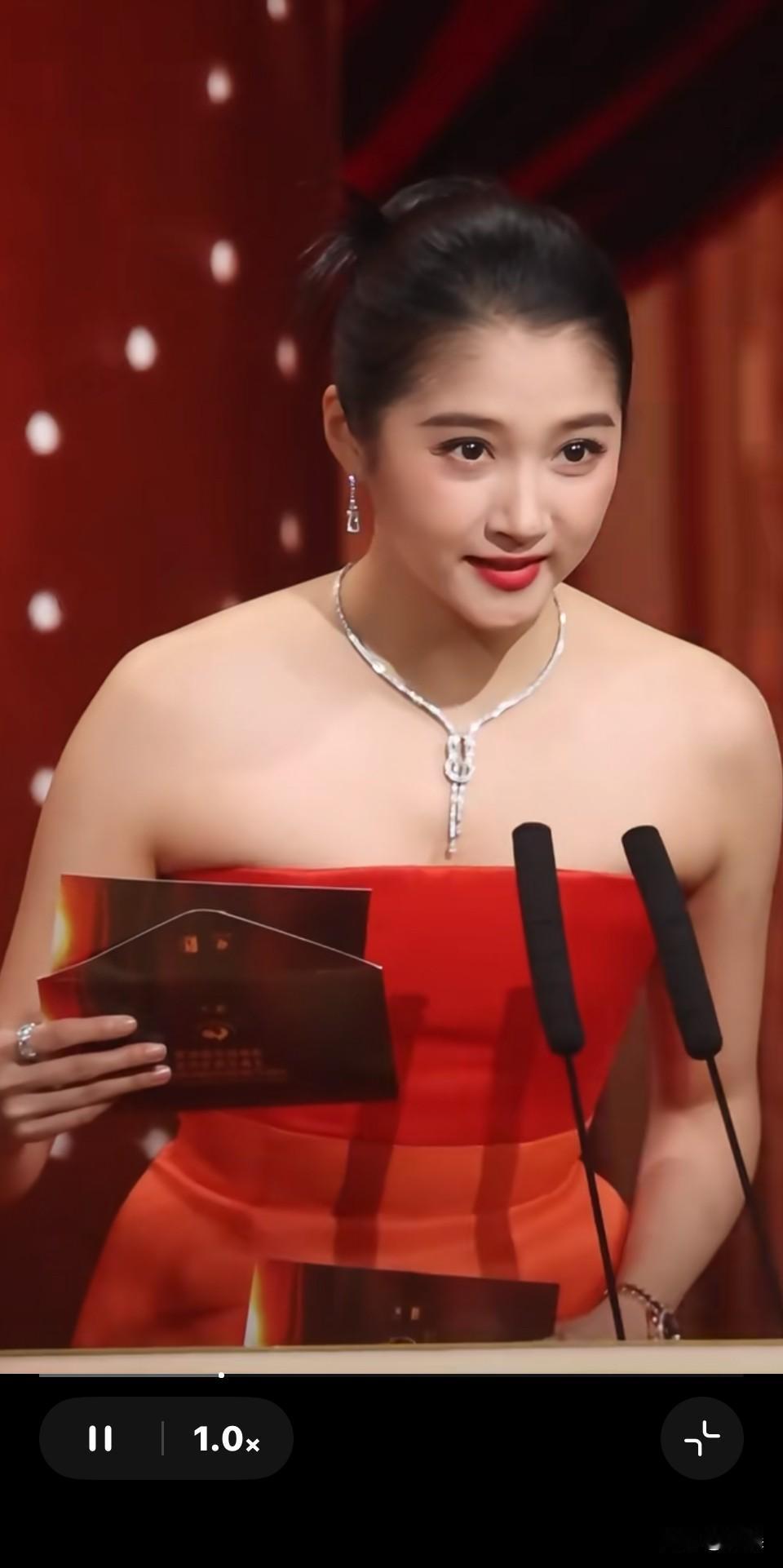 为啥她平时不是大活动的妆造都很漂亮，前段时间看见她正在拍的剧的路透，大长腿长直发