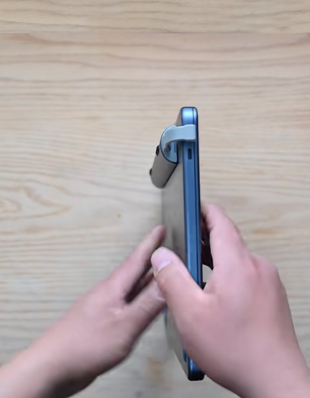 官方的只要加700，还多一个指纹。你一个m2硬盘要759还要粘地下，速率10Gb