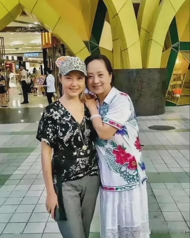 都是70多岁的女演员里，看起来跟普通的老年人完全不一样，明星就是明星。她们两位都