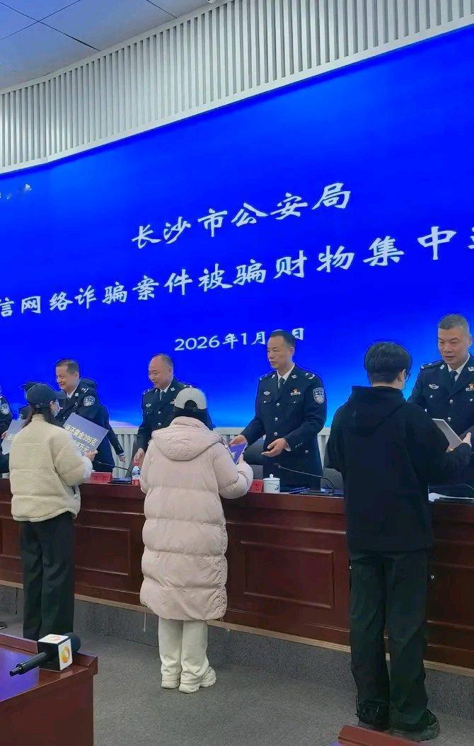 现在诈骗手段真是防不胜防啊！就说这事儿，老板拉群张嘴就要150万，女财务估计当时