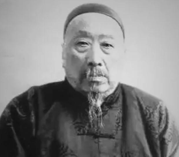 1892年，山东大善人潘守廉路过济州的一条巷口时，无意中看见一个卖煎饼的