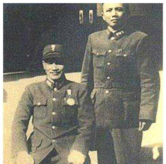 1947年，孟良崮。张灵甫的整编74师被围，他向近在咫尺的李天霞求救。李天霞却只