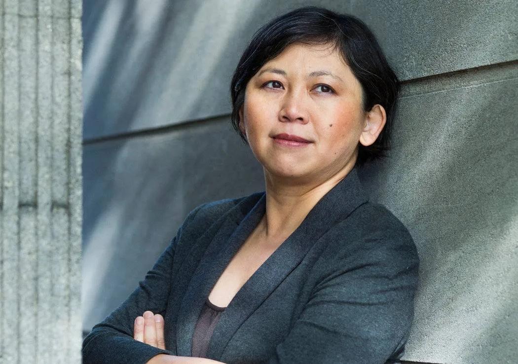 李翊云的大儿子文森特卧轨自杀后，二儿子詹姆斯找李翊云要《安娜卡列尼娜》这本书(书