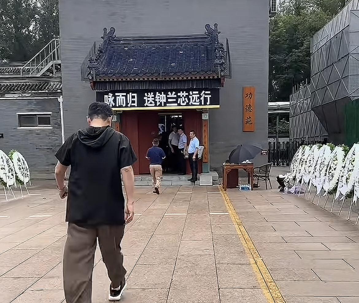 黄安，我觉得你有点过了！悼念好友可以，但为何要公开她的遗容，起码为她打上码吧。