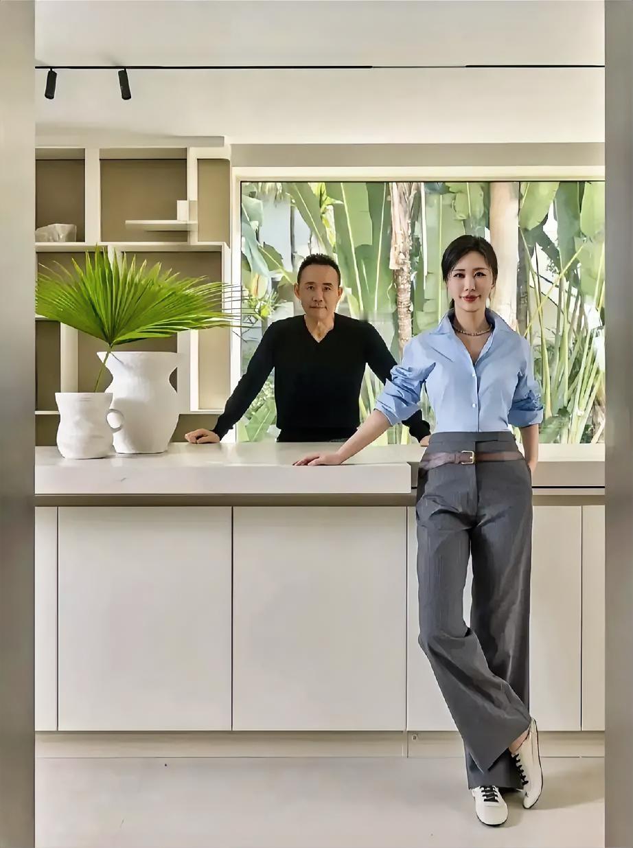 都说田朴珺精明可看完他俩那组海边别墅写真我忽然觉得，可能王石才是真正“赚到