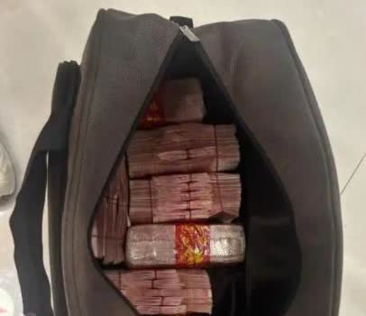 “活该她发财！”近日浙江一夫妻给顾客洗完车后，捡到一个装有40万现金的手提包，吓