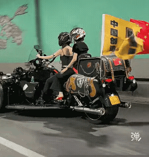 这摩托车看起来挺讲究的，估计情况值点好钱，没个三万五万的，好像是买不下来，实际上