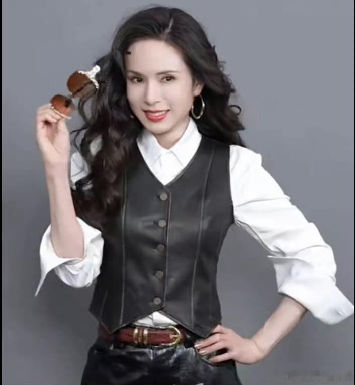 李若彤内娱抄烂女频文也写不出这种女主这位女主清醒独立，一心深耕事业、完成自我蜕变
