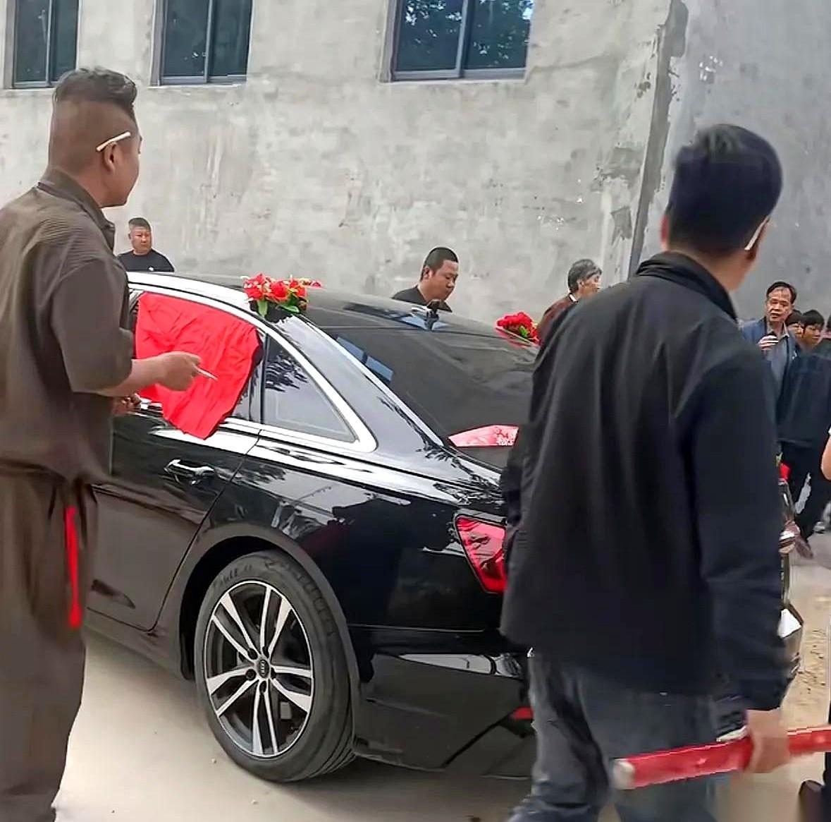 就在村里这场喜事现场，这辆车成了最硬的“楚河汉界”。张乔站在左边，连杰站在右边