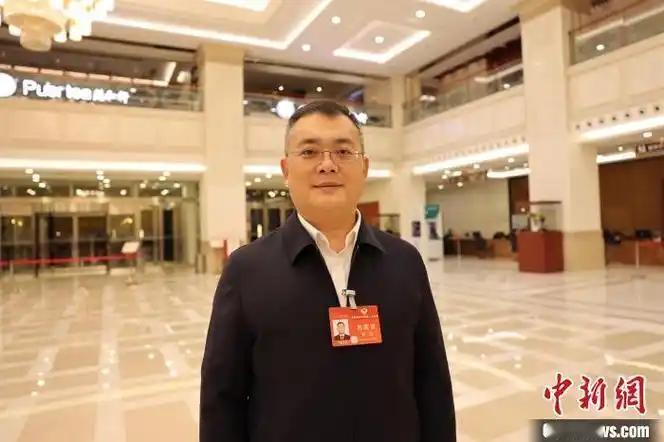 10月16日，福耀玻璃公告曹德旺辞去董事长职务，曹晖接任，这一交接备受关注。曹晖