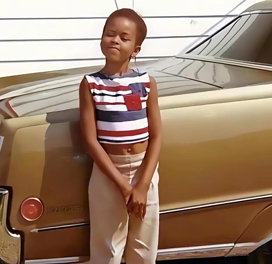 谁能想到，这个傲娇的小女孩，未来是美国第一夫人呢？先猜猜这是谁？傲娇的模样，