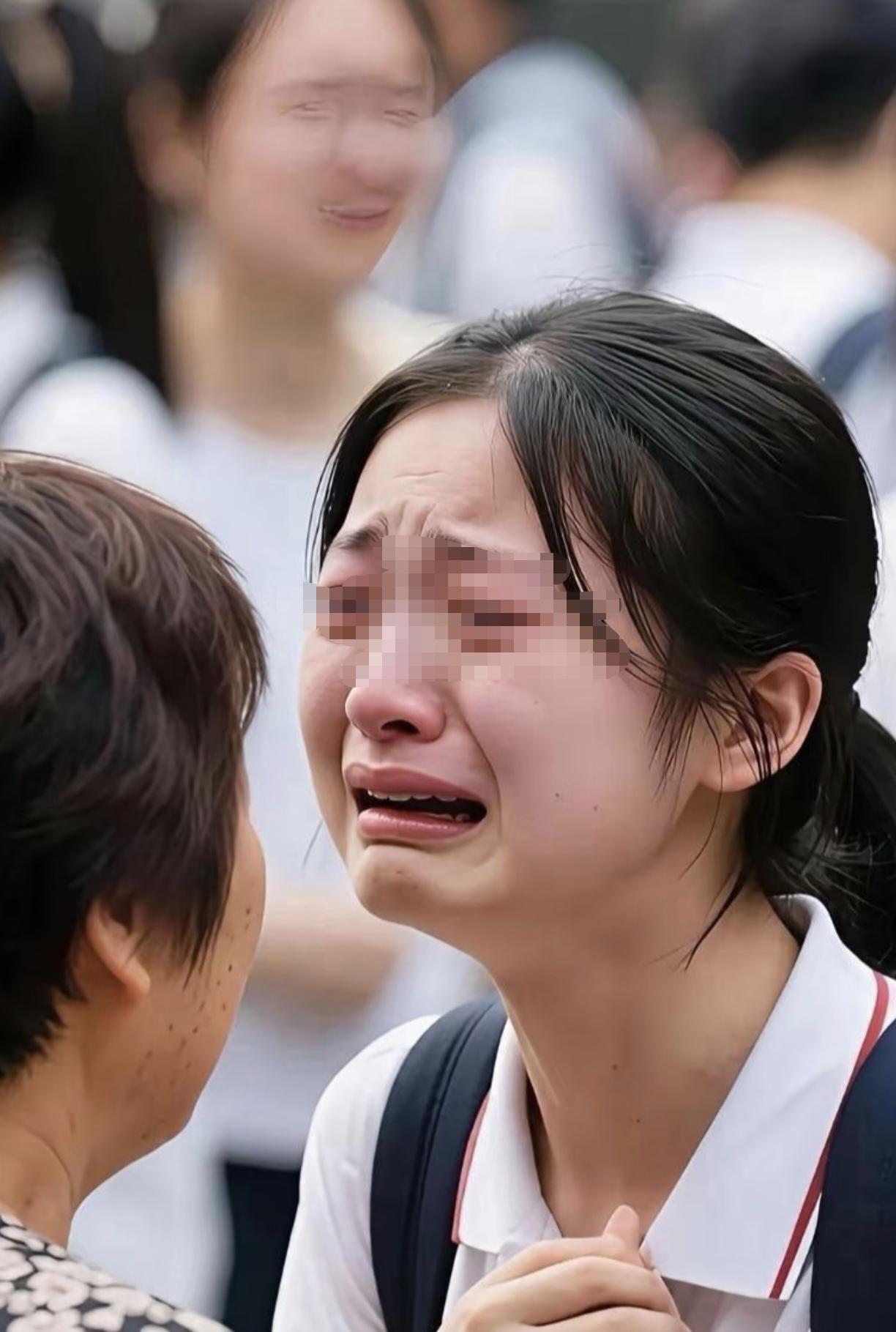 表姐家最近愁云惨淡。去年她女儿高考才考了485多分，表姐嫌民办本科太贵，又看
