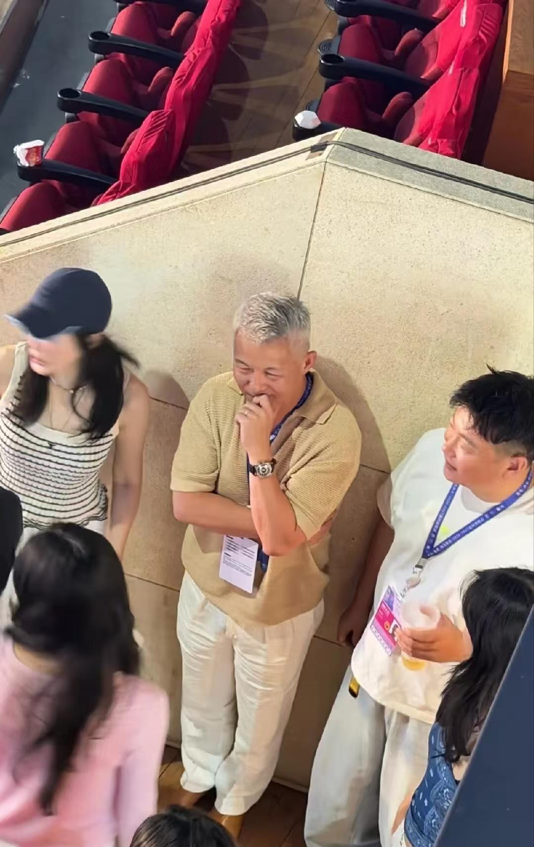 那英老公孟桐也去了演唱会现场，还跟王菲在同一个包厢，满头白发很低调。那英演唱会时