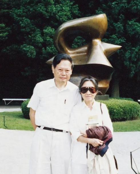 杨振宁和原配妻子杜致礼，晚年时经常一起游山玩水，他的肢体语言中透露出依赖和爱。