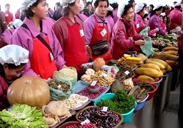 一大批朝鲜业务员，突然出现在丹东。他们西装笔挺，拎着样品箱，里面是刚从新义州温