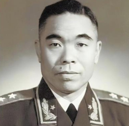 1955年，授衔仪式，曾泽生含泪道：“是彭老总的信任，让我荣耀地获得了中将军衔，