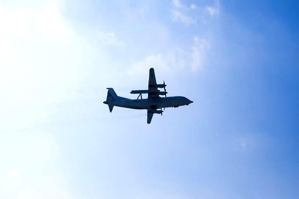 那引擎的轰鸣声一出来，我敢说，半个夜空都跟着颤了一下。手机屏幕的光，映着窗外的