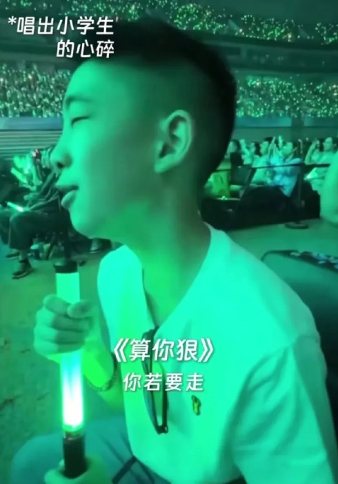 通过看陈小春和谢霆锋的演唱会，就看出来两个男人家庭生活的幸福程度了。陈小春演