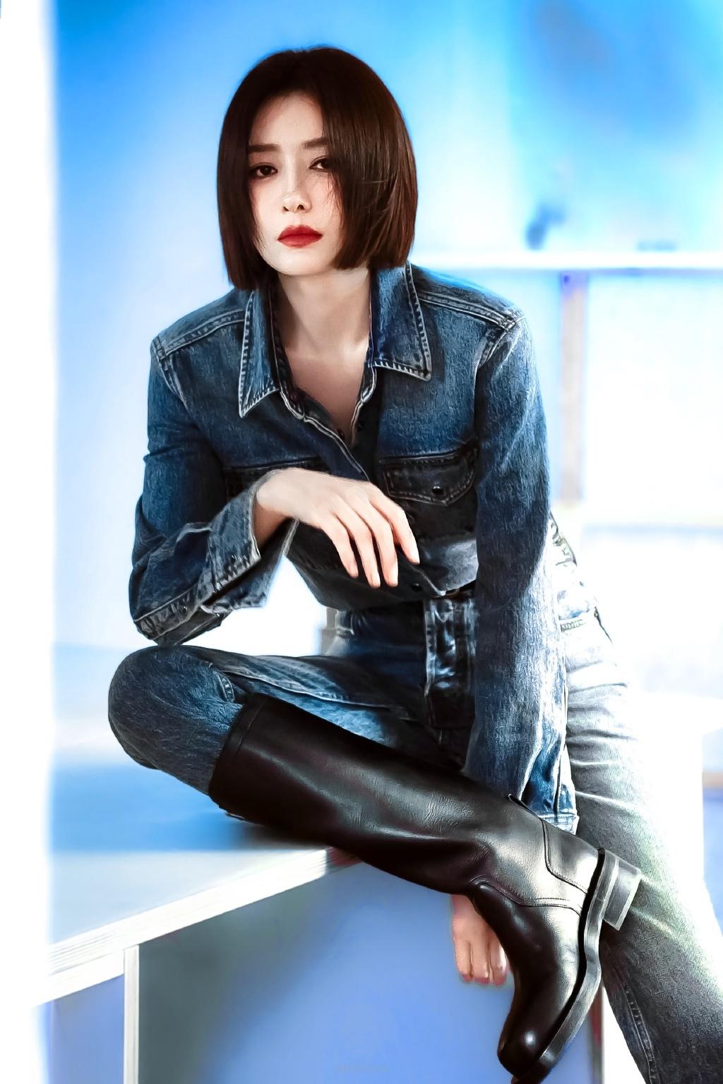 秦岚姐姐摩登女郎，利落短发配牛仔装登场！