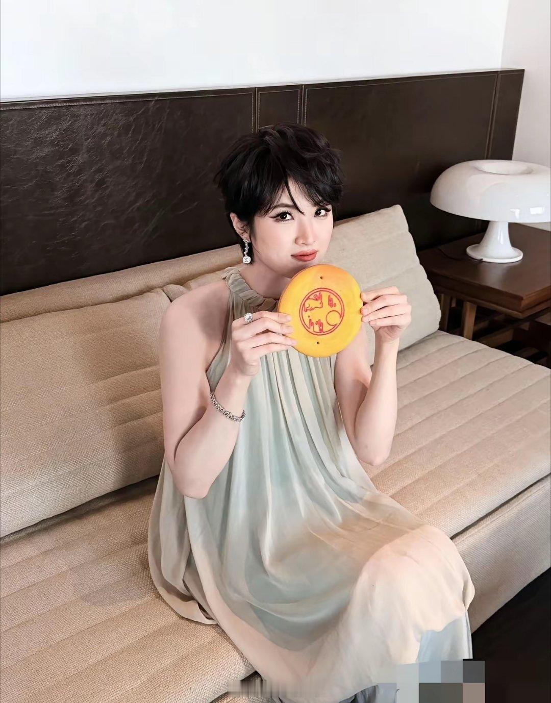 都在看姚安娜的中秋月饼，没人看她手指上那么闪的钻戒吗？华为二公主，一头短发、一脸