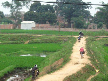 上个星期天我跟儿子两个人开车回了一趟老家。买了我婆婆最喜欢吃的零食，水果，还
