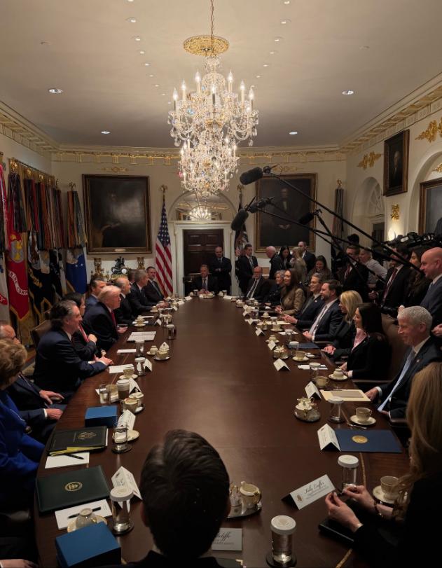 特朗普在内阁会议上表示，我们真的很强大。顺便说一句，中国现在做的大部分事情，都是