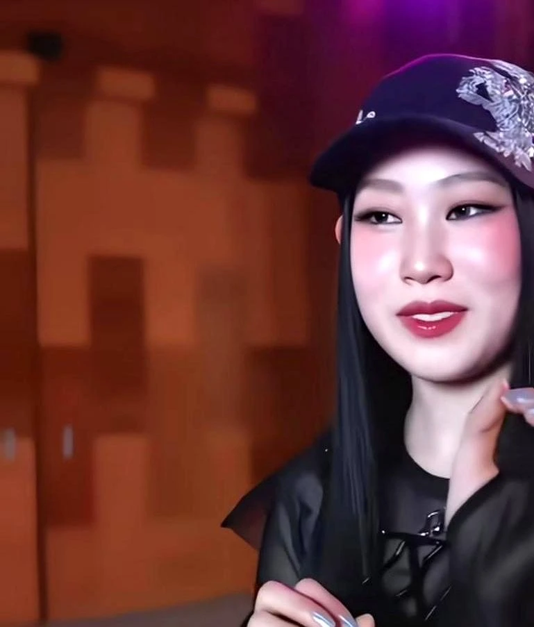 小沈阳的女儿沈佳润，小时候被推上镜头，收获的不是掌声，是一堆嘲外貌的评论。那会儿她跟着爸爸上节目，才