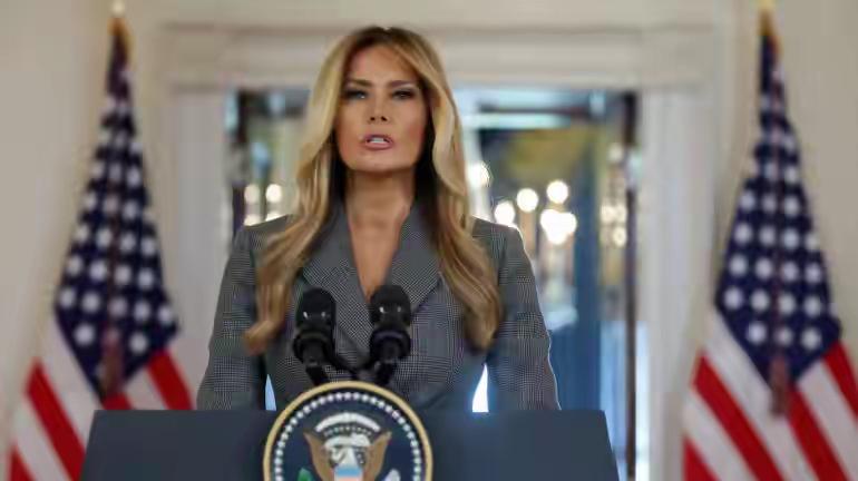 看到媒体报道，美国第一夫人梅拉尼娅发声明，表示自己和爱波斯坦从来都不是朋友关系，