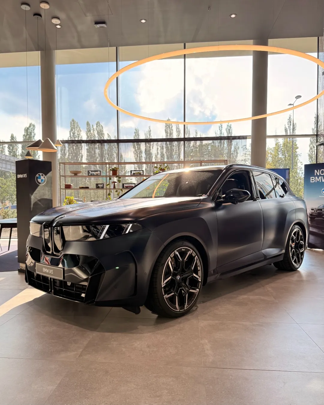 全新纯电动宝马iX5发布不久，海外已经出现了一辆采用BMW个性化定制磨...