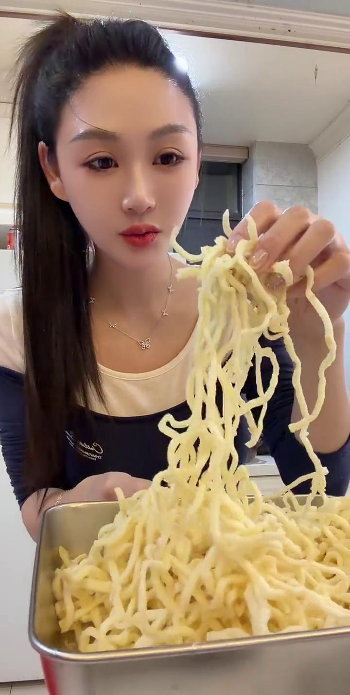 这个是一袋饼丝，一袋一斤，这一斤我感觉放点配菜够一家三口吃。上衣没有，看一下。要