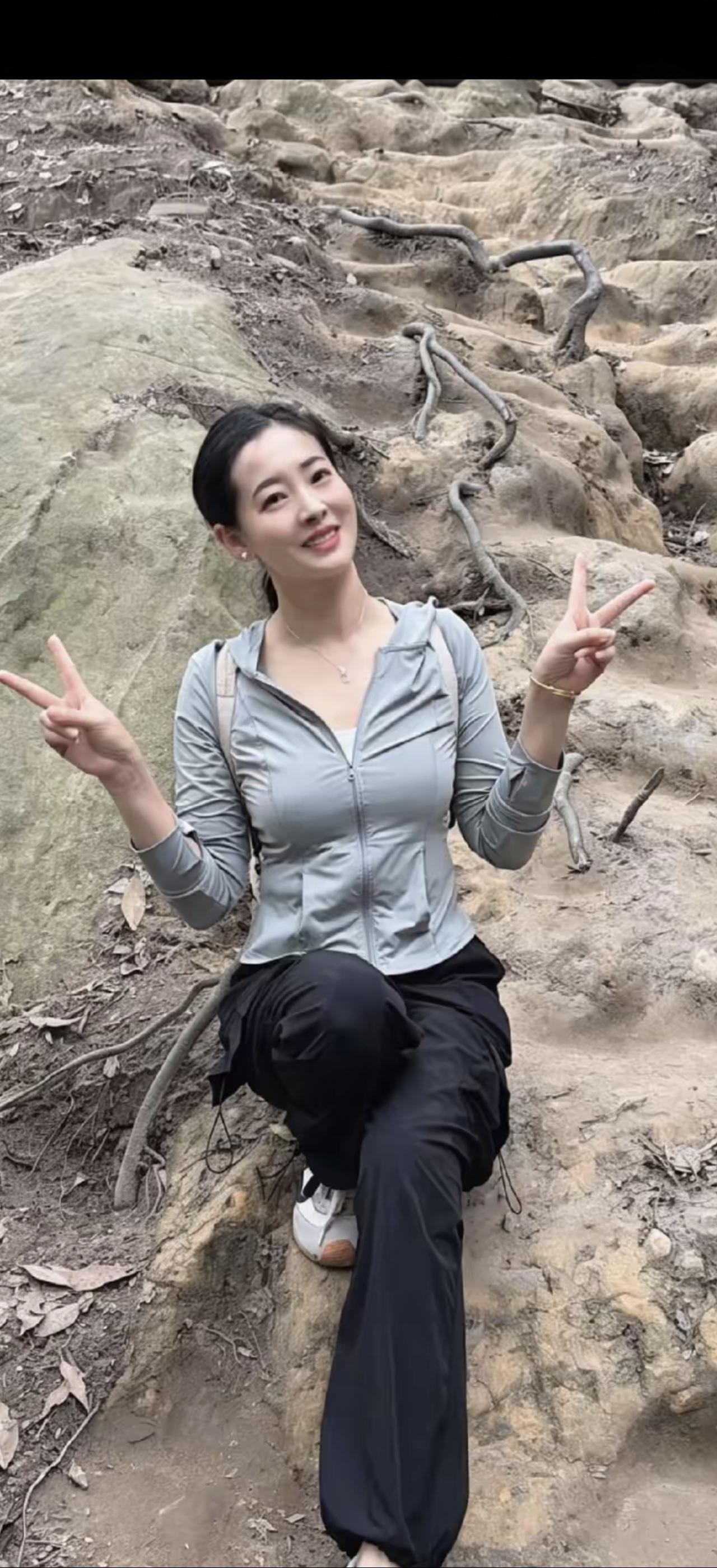 静坐山巅，笑看云卷云舒。