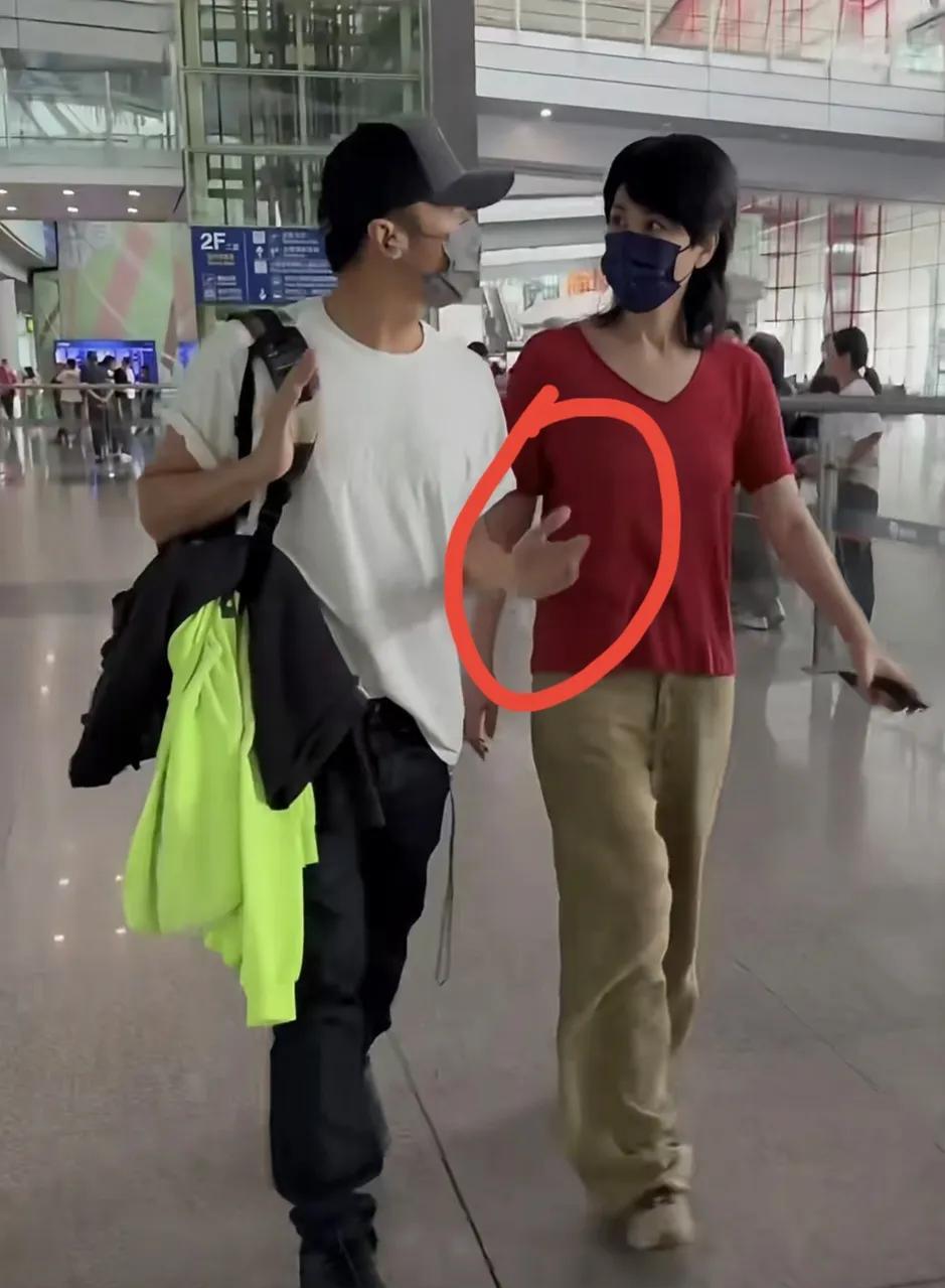谢霆锋开完演唱会就离开香港了不是去开展他的事业而是去和王菲团聚了在香港开演