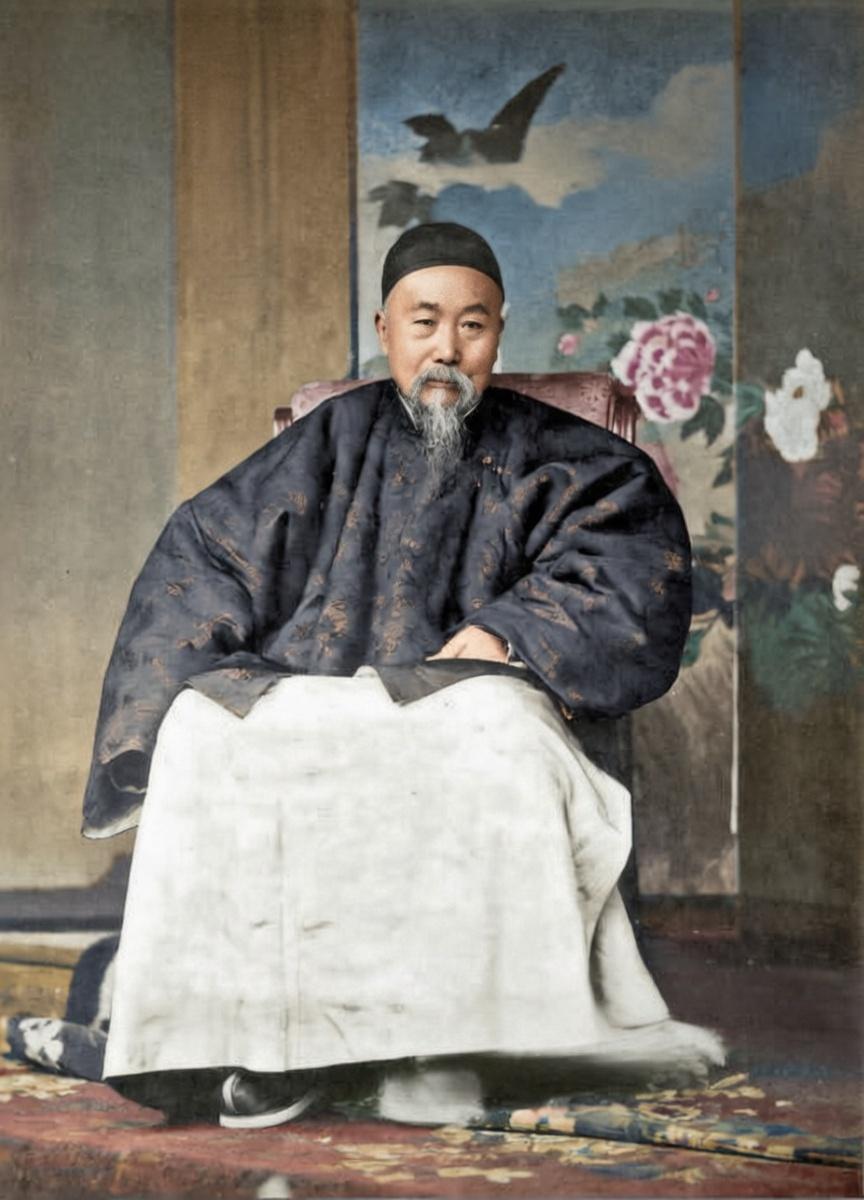 这张李鸿章坐像，是他在1895年《马关条约》谈判遇刺、伤口愈合后拍摄的特殊留影。