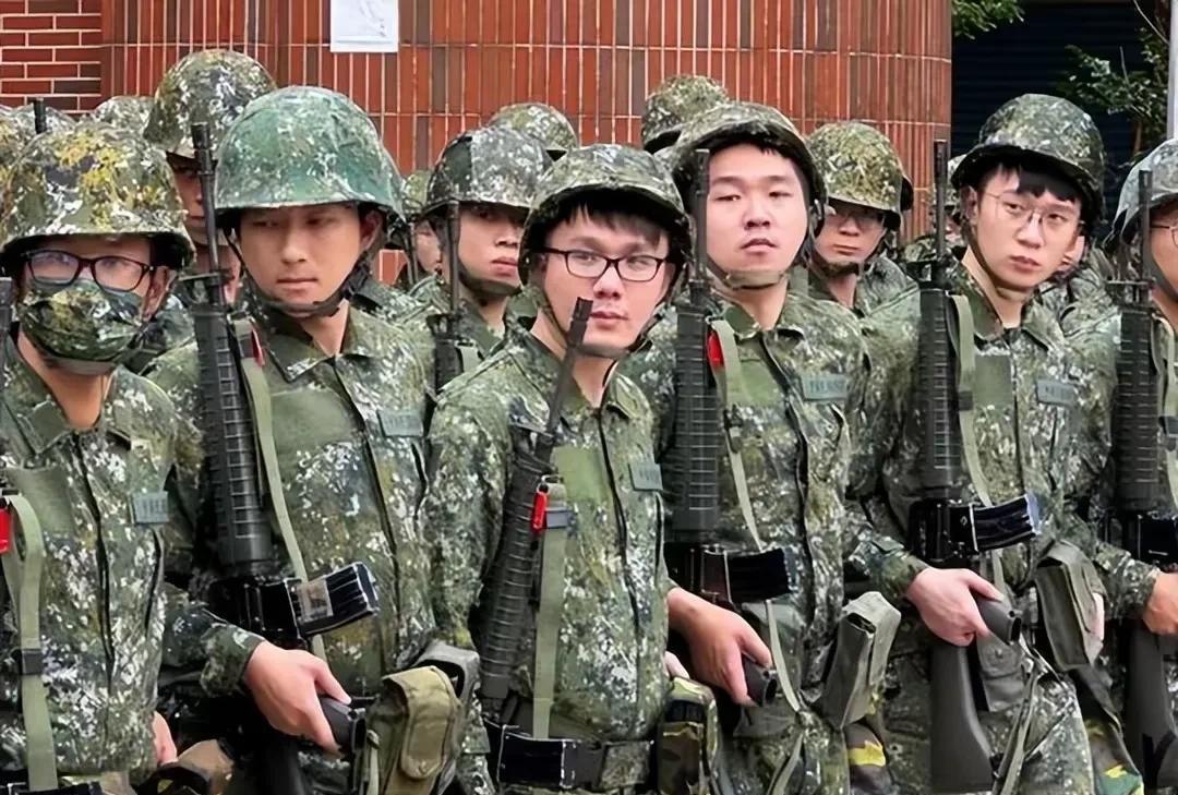 台湾省在搞过家家游戏吗？真的好搞笑啊，有人笑称为“成人版夏令营”。我看这还不如