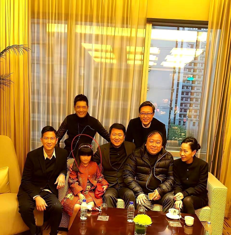 真正的大佬，从不坐在C位。王晶组的庆功宴，金主起身让出中间主位。周润发笑了笑