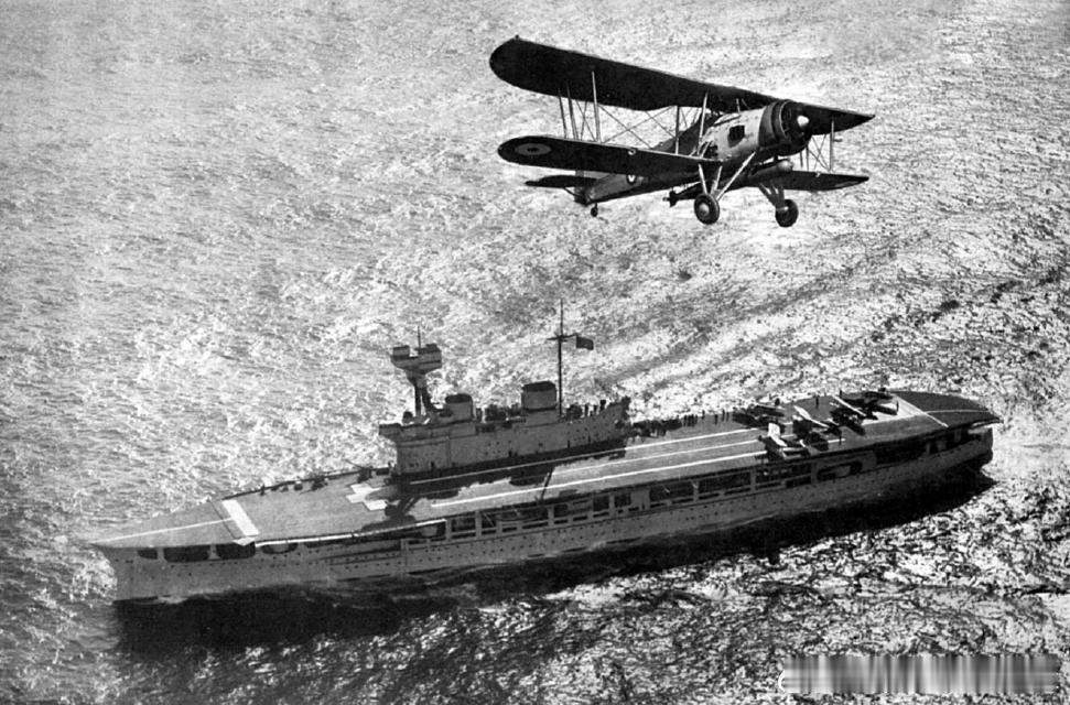 英国鹰号航空母舰上旗鱼雷轰炸机携带1枚457毫米鱼雷军事历史全触达