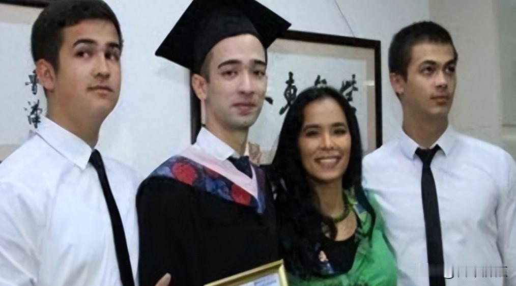 钛钉还在腰里，山风一吹就响，她怎么活成现在的样子。韦唯今年62岁，腰里钉着12