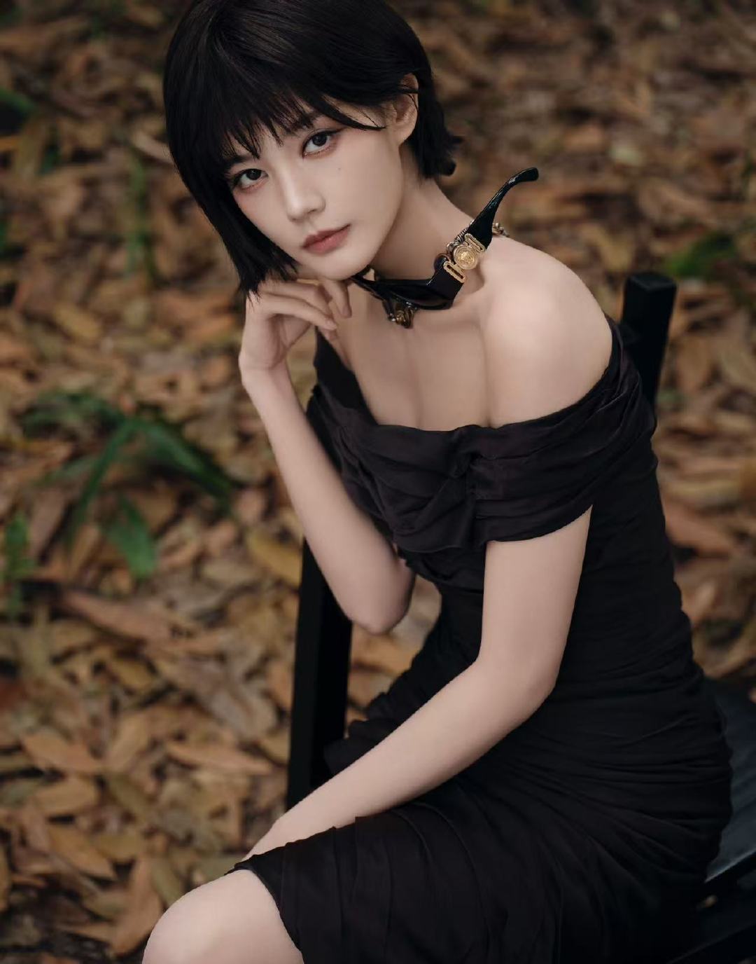 短发的李一桐李一桐齐刘海短发这个短发的李一桐简直了，帅！