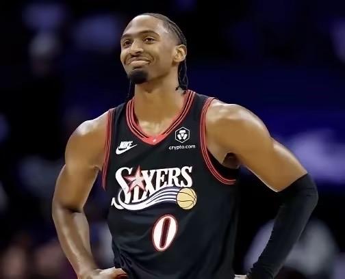 同届球员爱德华兹和马克西的表现：1、爱德华兹——2020届状元，身高1米93，