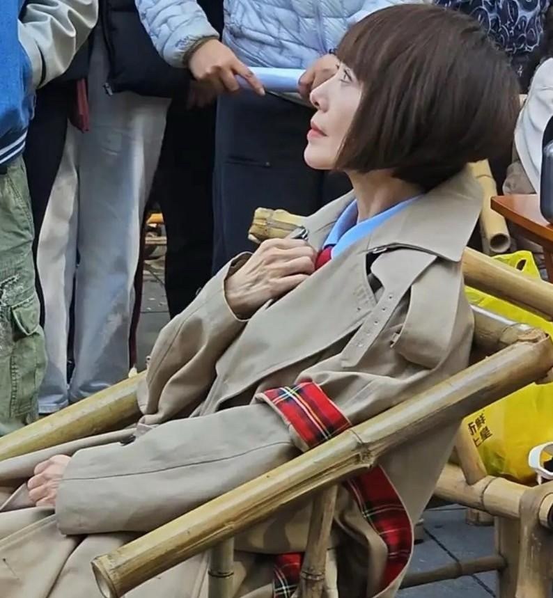 成都街头撞见陈鲁豫才明白人衰老的核心根本不是皱纹她瘦到只剩一副骨架卡其色风衣空荡