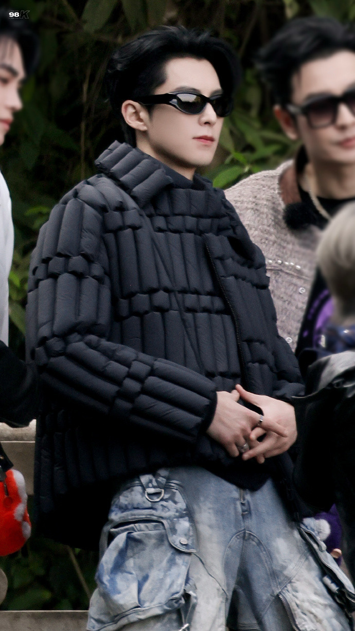 王鹤棣挽着刘耀文，王鹤棣刘耀文酷哥挽拽弟，哥弟同框也太帅气了吧，期待住和你们的正