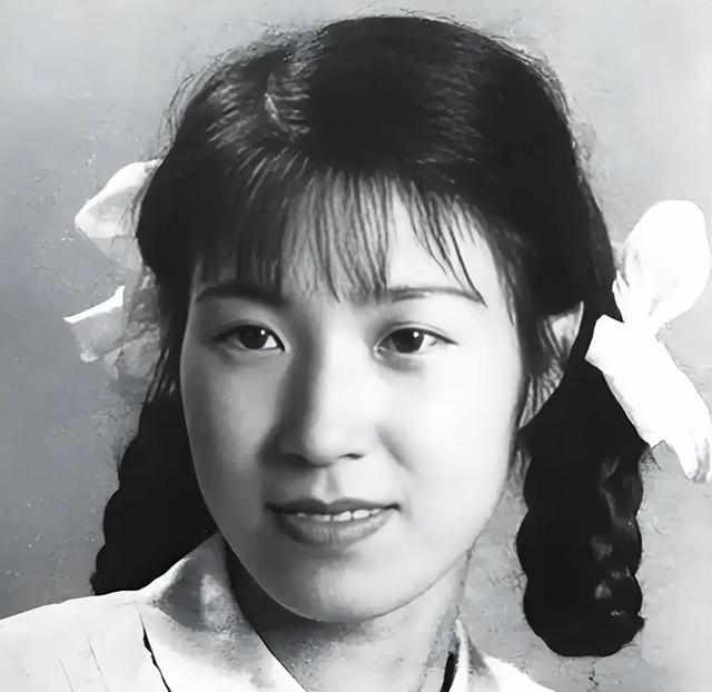 1956年，李玉琴到看守所探望溥仪，管理员考虑到两人11年没同房，破例让她留