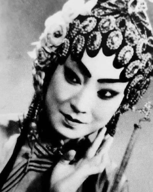 当年，秦腔演员孟遏云有一个怪癖，从不在公共澡堂洗澡，衣服总是扣的紧紧的。大家经常