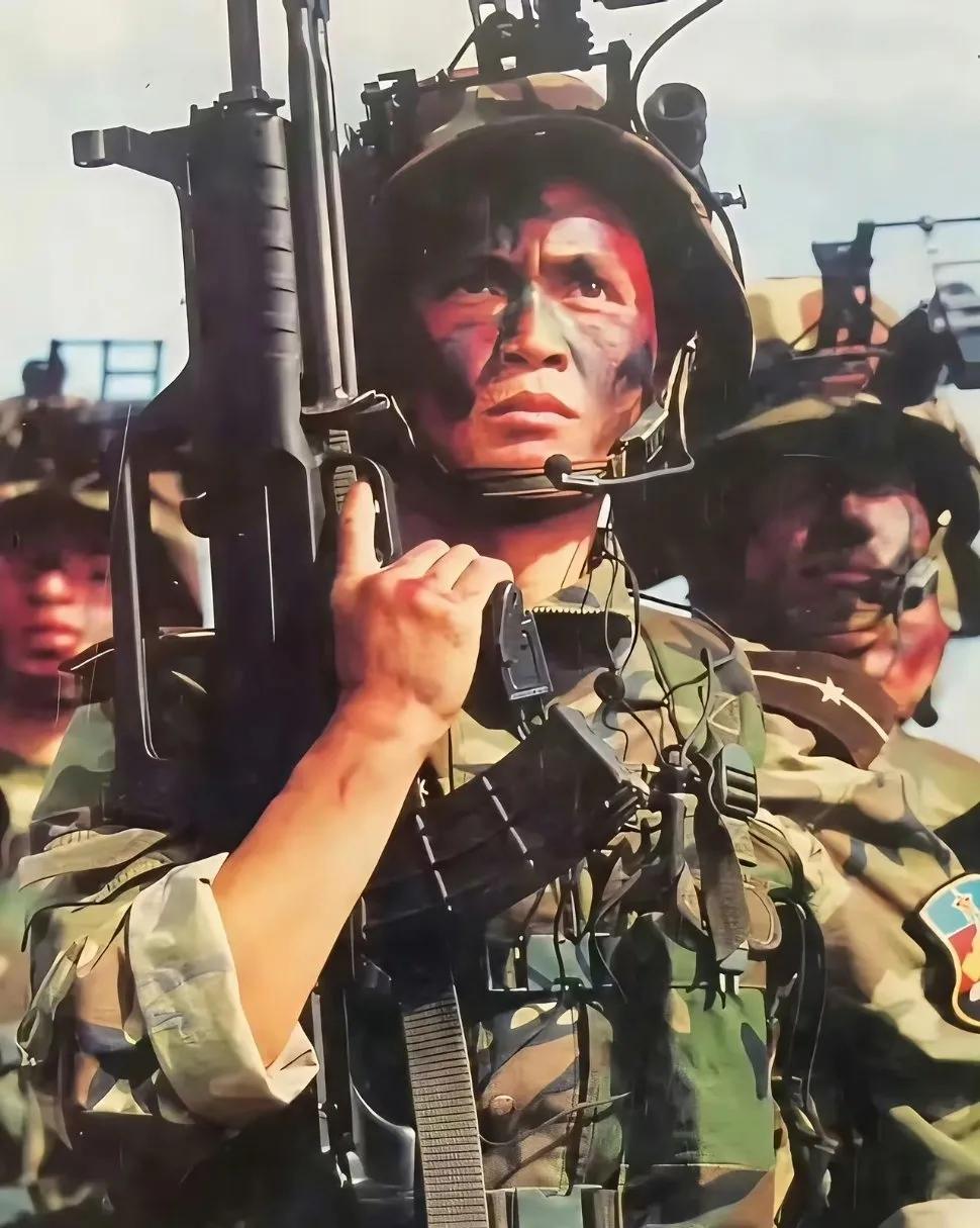2000年左右，这样的单兵装备，对于我军来说就是天花板了，而且这不是全军通用型装