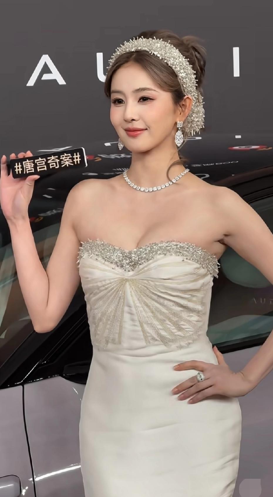 白鹿一出场，全场静了三秒。没靠炸裂妆容，没靠浮夸配饰，一件白裙子，把她从甜妹拉